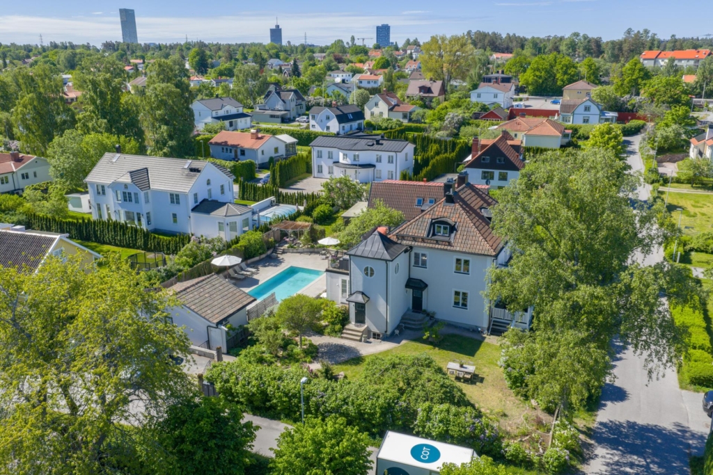 Unik markplanslägenhet med villakänsla, pool och fantastisk trädgård i eftertraktade Edsviken.