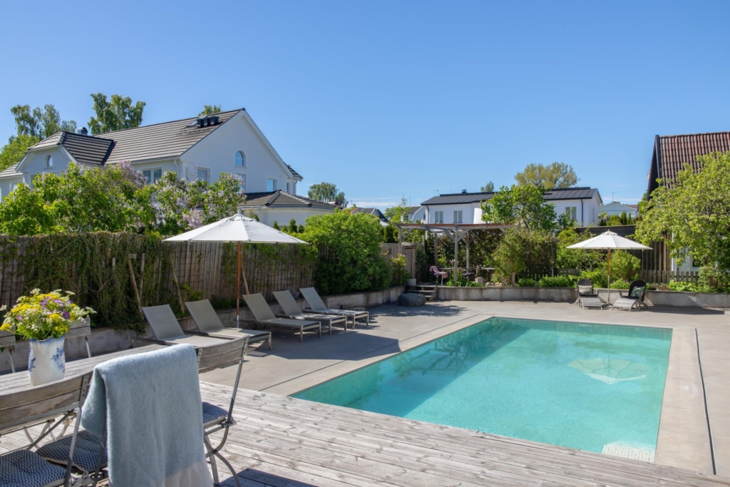 Unik markplanslägenhet med villakänsla, pool och fantastisk trädgård i eftertraktade Edsviken.