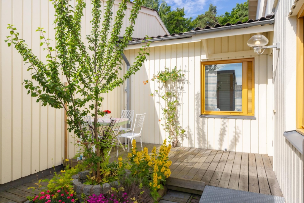Sällsynt chans – eftertraktad radhusfemma med fyra sovrum och två uteplatser i populära Tegelhagen!