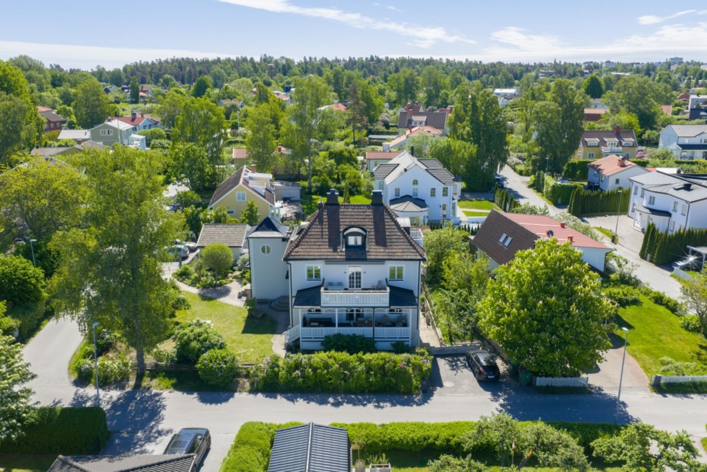 Unik markplanslägenhet med villakänsla, pool och fantastisk trädgård i eftertraktade Edsviken.
