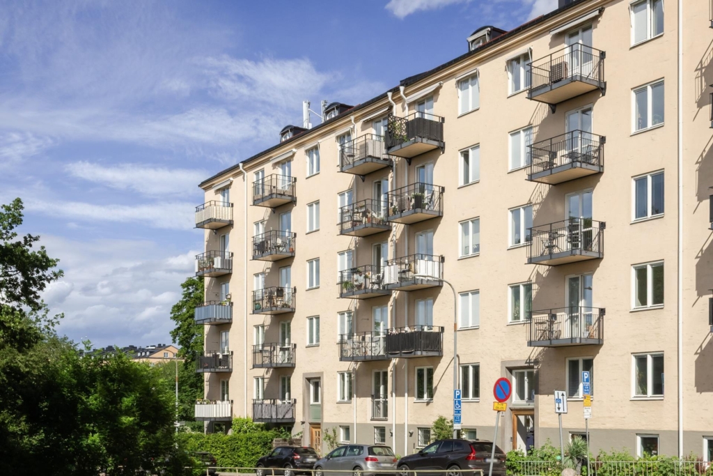 Attraktiv trea på våning 4 med balkong mot vattnet på en av Fredhälls mest eftertraktade adresser!