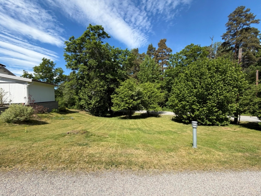 Rymlig, charmig & putsad 40-talsvilla byggd i vinkel. Privat & insynsskyddat läge vid naturreservat.