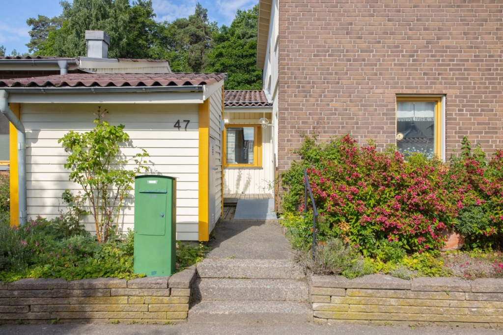 Sällsynt chans – eftertraktad radhusfemma med fyra sovrum och två uteplatser i populära Tegelhagen!