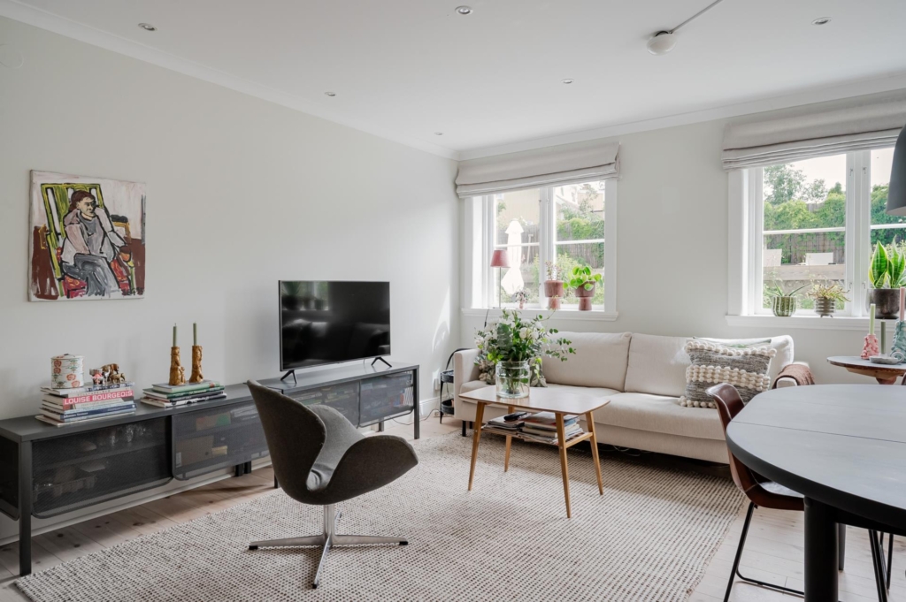 Unik markplanslägenhet med villakänsla, pool och fantastisk trädgård i eftertraktade Edsviken.
