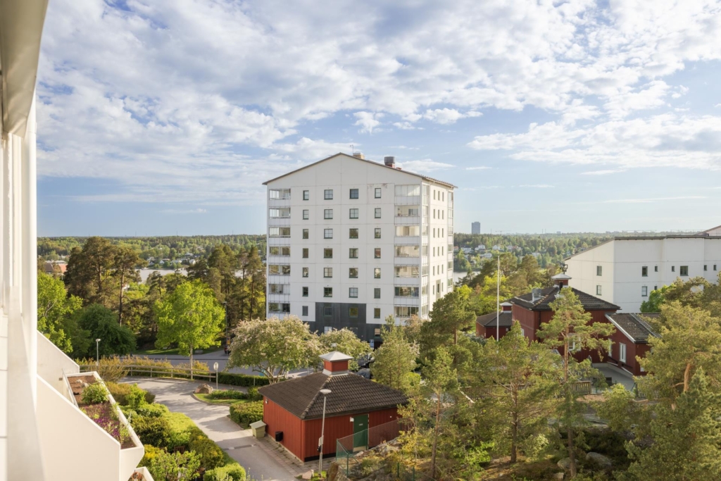 Topprenoverad med högt läge, stor balkong och sjöglimt.