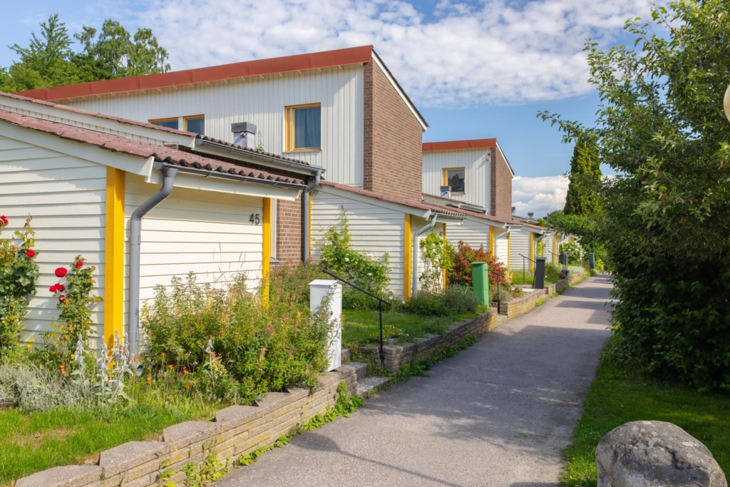 Sällsynt chans – eftertraktad radhusfemma med fyra sovrum och två uteplatser i populära Tegelhagen!
