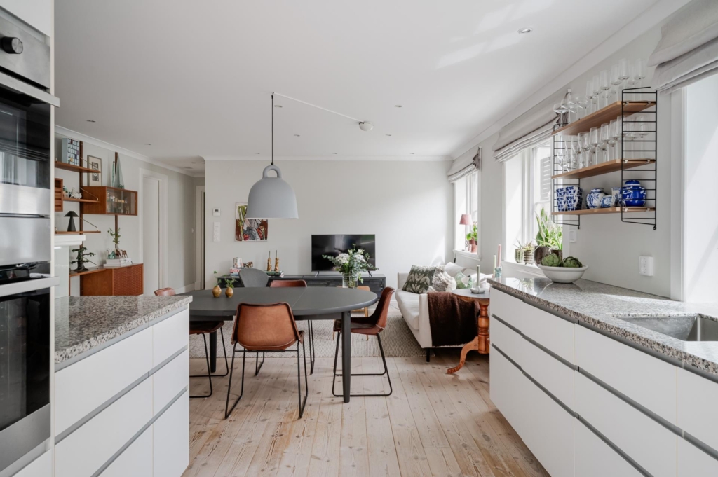 Unik markplanslägenhet med villakänsla, pool och fantastisk trädgård i eftertraktade Edsviken.