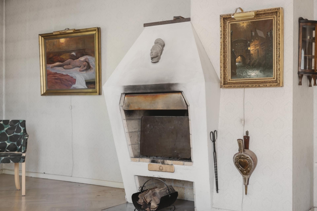 Unik arkitektritad villa i etage med stor utvecklingspotential och attraktivt läge vid Edsviken.