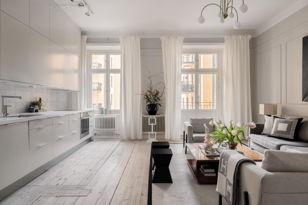 Sekelskiftesdröm i hjärtat av Kungsholmen – balkong, takhöjd och tidlös elegans