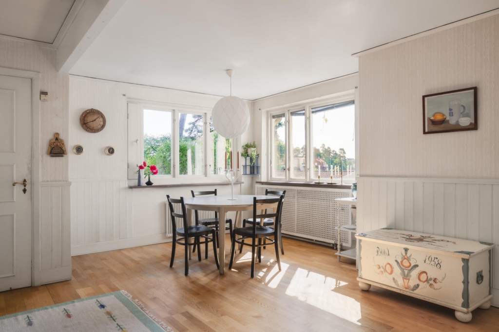 Unik arkitektritad villa i etage med stor utvecklingspotential och attraktivt läge vid Edsviken.