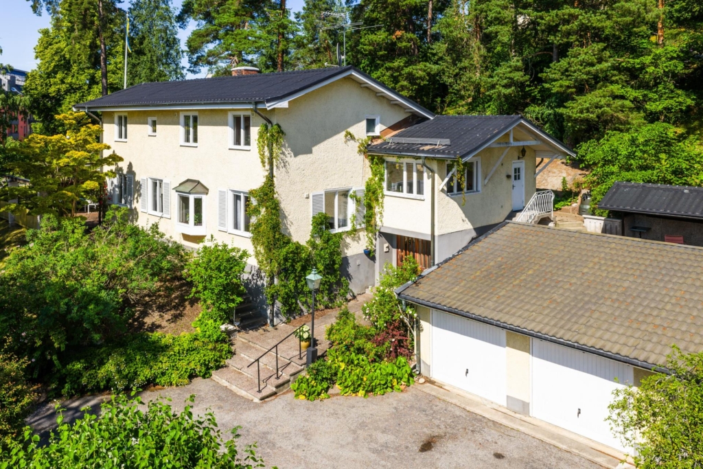 Unik arkitektritad villa i etage med stor utvecklingspotential och attraktivt läge vid Edsviken.