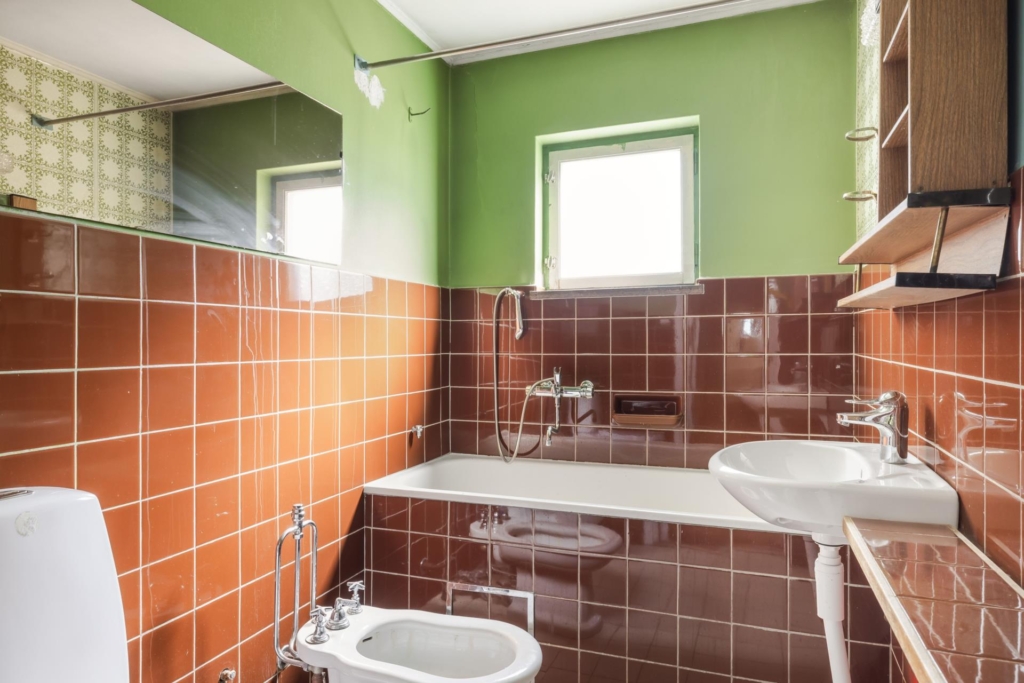 Unik arkitektritad villa i etage med stor utvecklingspotential och attraktivt läge vid Edsviken.