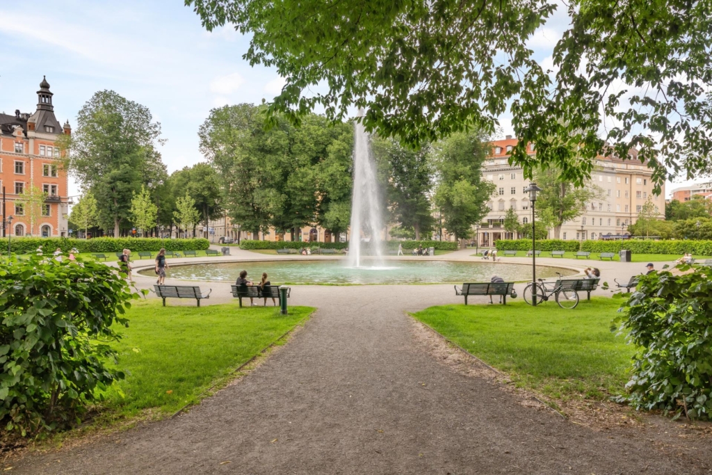 Oslagbart läge med helt fri utsikt över Karlaplan och Narvavägens grönskande allé!