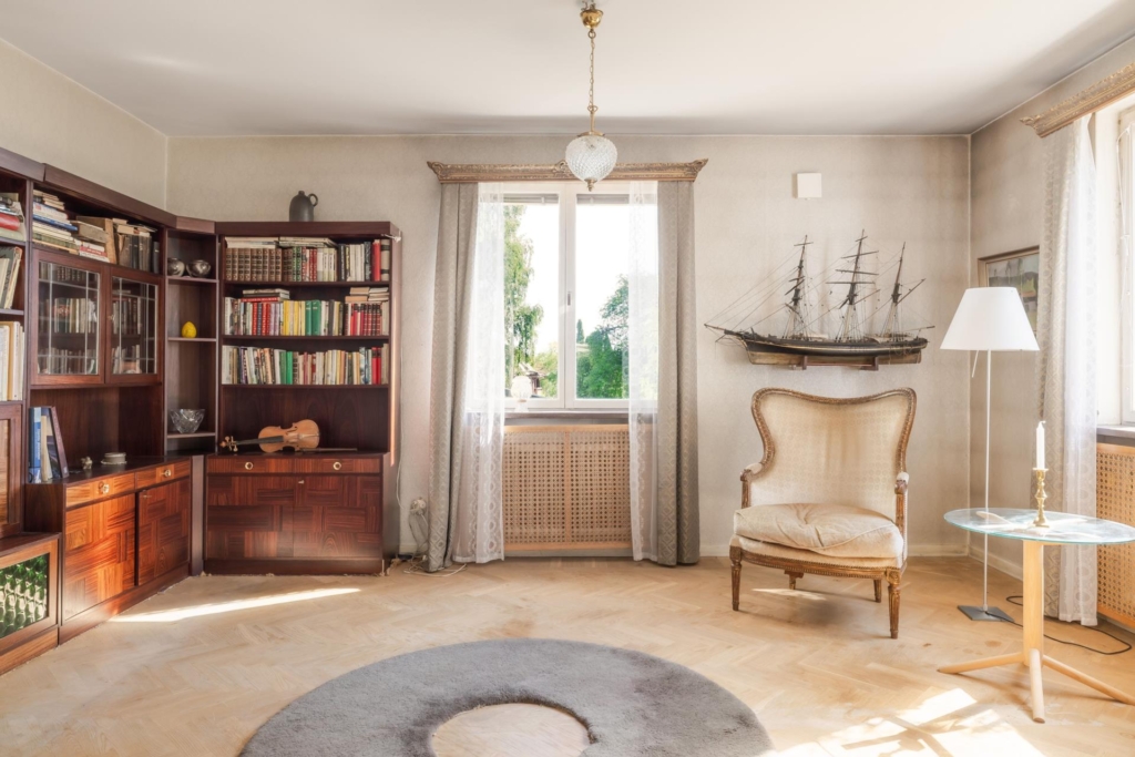 Unik arkitektritad villa i etage med stor utvecklingspotential och attraktivt läge vid Edsviken.