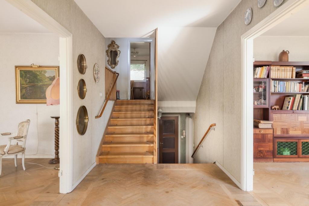 Unik arkitektritad villa i etage med stor utvecklingspotential och attraktivt läge vid Edsviken.