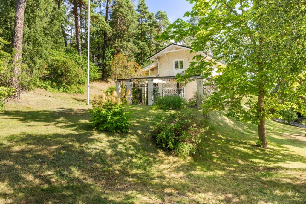 Unik arkitektritad villa i etage med stor utvecklingspotential och attraktivt läge vid Edsviken.