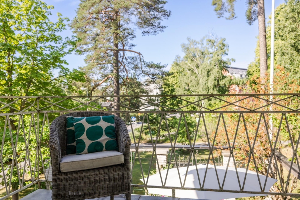 Unik arkitektritad villa i etage med stor utvecklingspotential och attraktivt läge vid Edsviken.