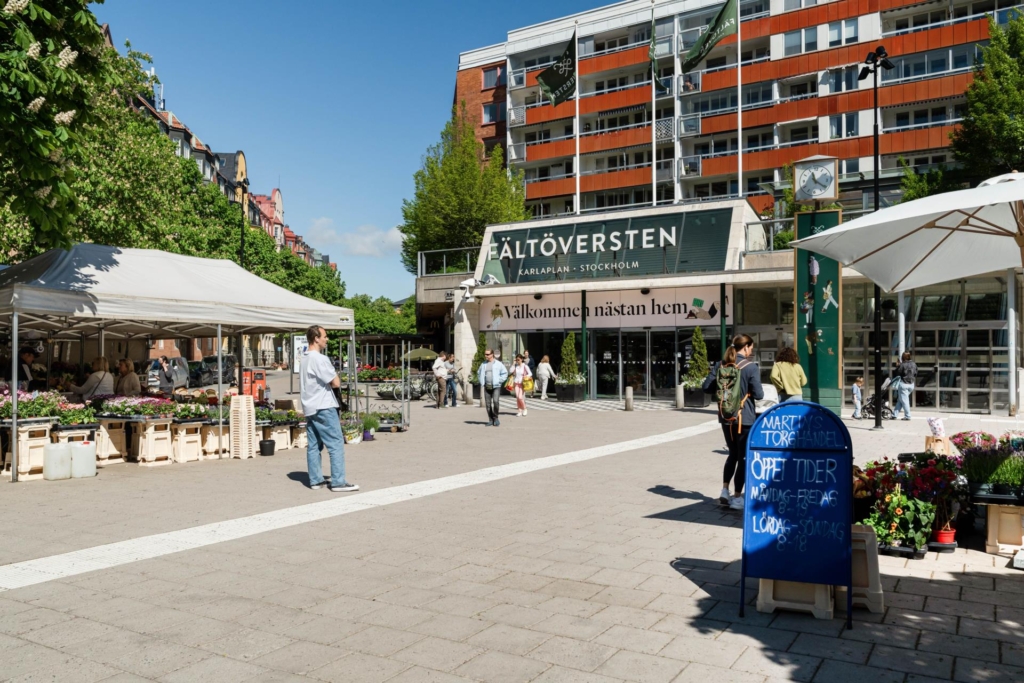 Oslagbart läge med helt fri utsikt över Karlaplan och Narvavägens grönskande allé!