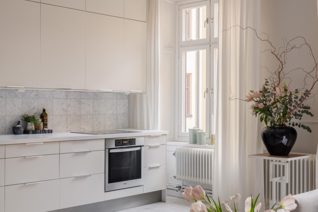 Sekelskiftesdröm i hjärtat av Kungsholmen – balkong, takhöjd och tidlös elegans