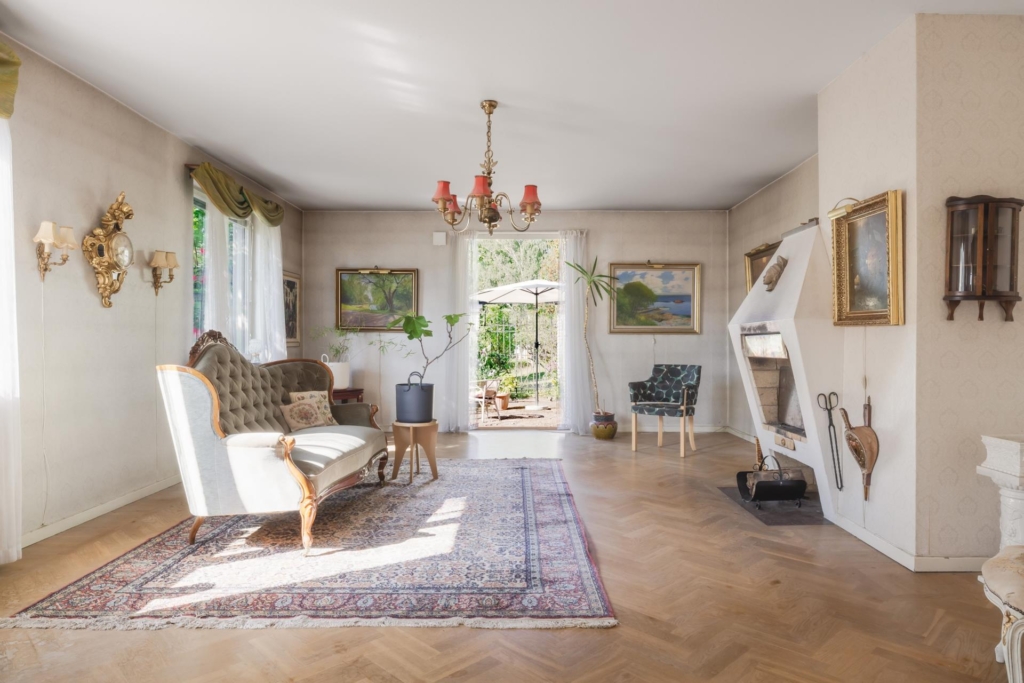 Unik arkitektritad villa i etage med stor utvecklingspotential och attraktivt läge vid Edsviken.