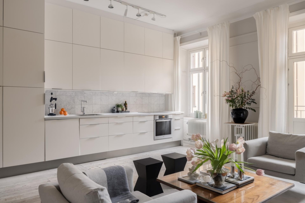 Sekelskiftesdröm i hjärtat av Kungsholmen – balkong, takhöjd och tidlös elegans