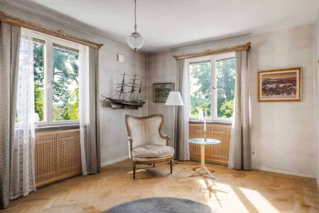 Unik arkitektritad villa i etage med stor utvecklingspotential och attraktivt läge vid Edsviken.