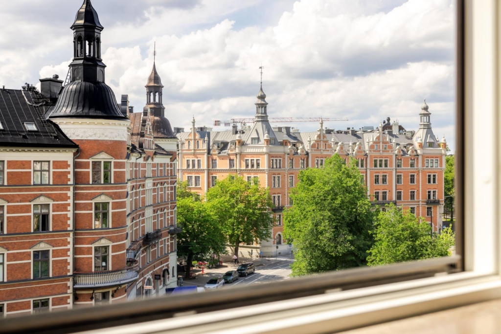 Oslagbart läge med helt fri utsikt över Karlaplan och Narvavägens grönskande allé!