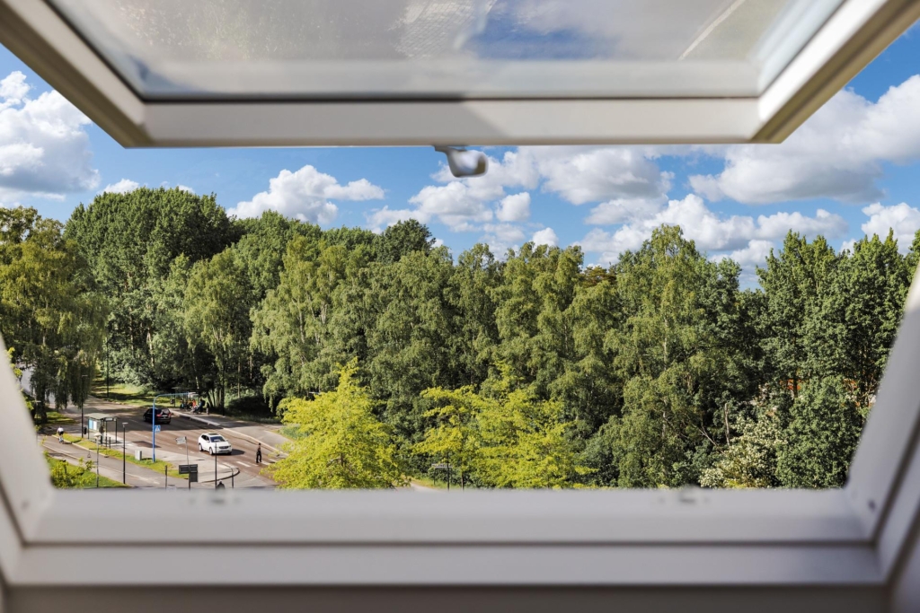Unik vindsvåning med terrass och balkong