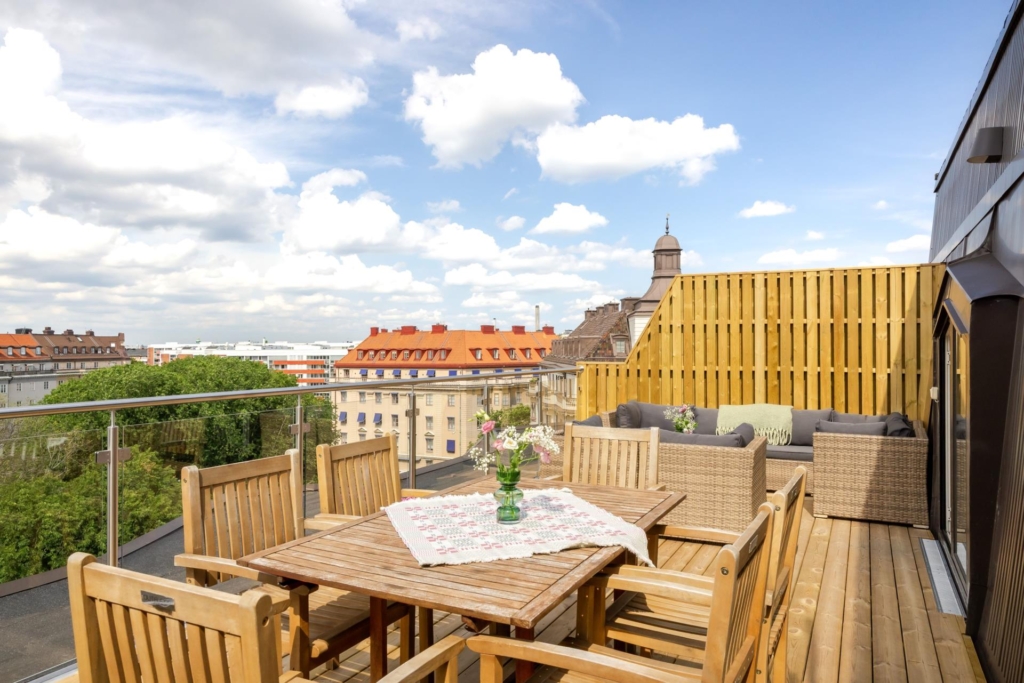 Oslagbart läge med helt fri utsikt över Karlaplan och Narvavägens grönskande allé!