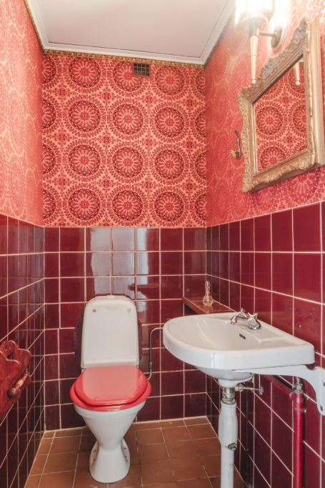 Unik arkitektritad villa i etage med stor utvecklingspotential och attraktivt läge vid Edsviken.