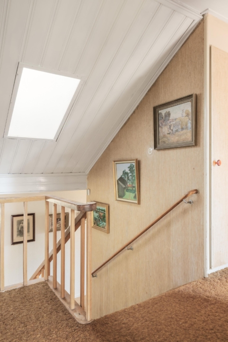 Unik arkitektritad villa i etage med stor utvecklingspotential och attraktivt läge vid Edsviken.