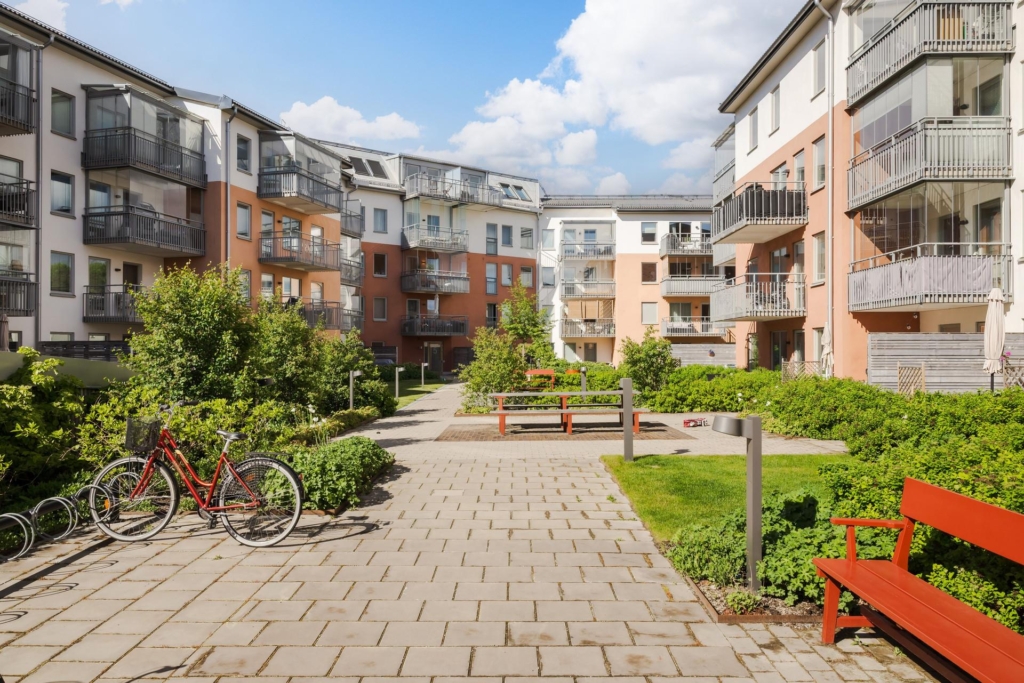 Unik vindsvåning med terrass och balkong