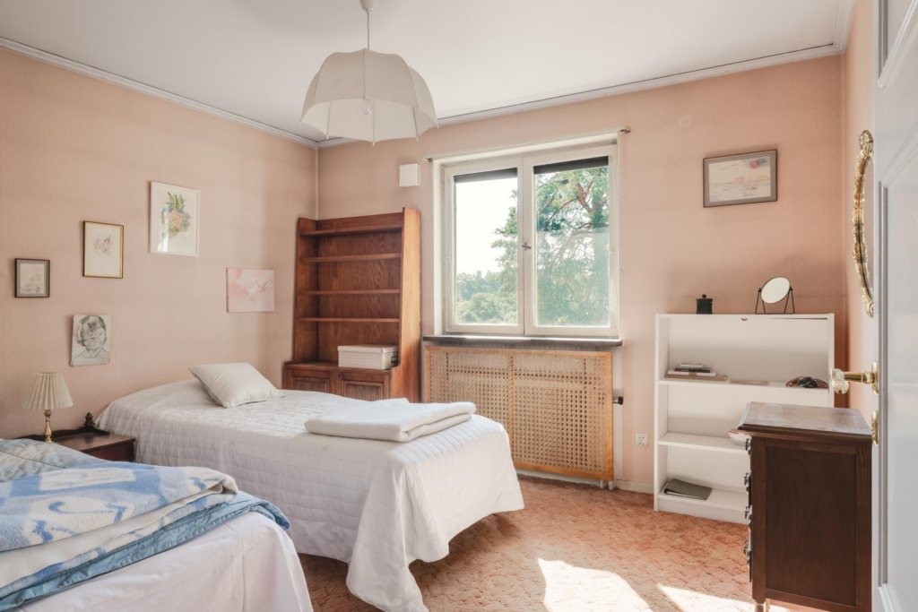 Unik arkitektritad villa i etage med stor utvecklingspotential och attraktivt läge vid Edsviken.