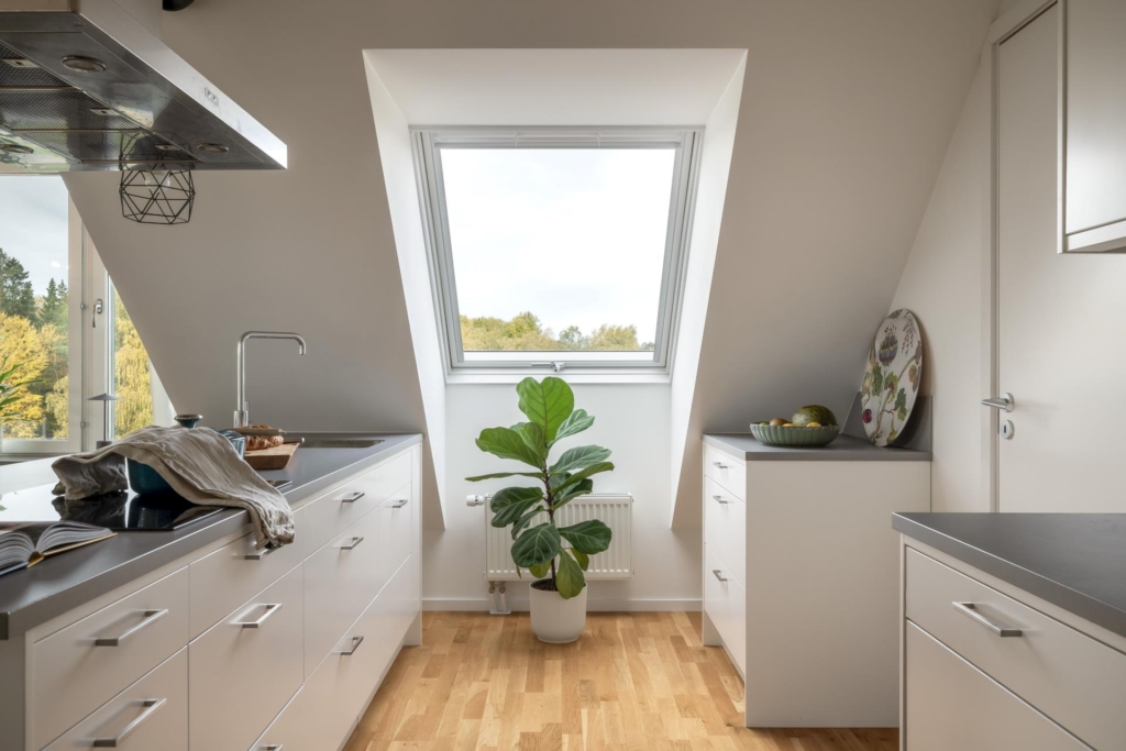 Unik vindsvåning med terrass och balkong