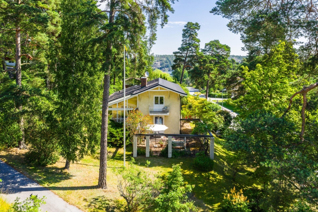 Unik arkitektritad villa i etage med stor utvecklingspotential och attraktivt läge vid Edsviken.