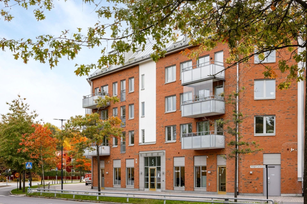 Unik vindsvåning med terrass och balkong