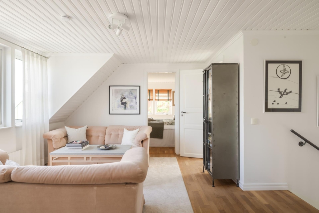 Högt belägen villa med vidsträckt utsikt och pool