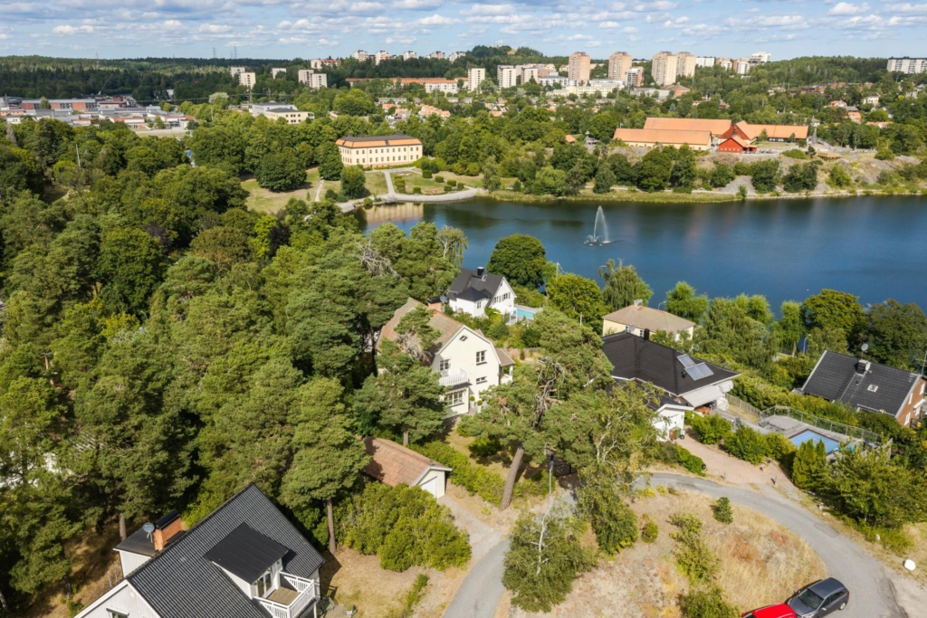 Skapa ditt drömhem med Edsvikens vatten som utsikt.