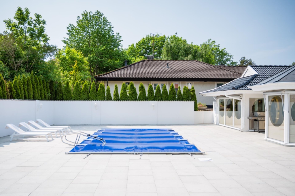 Unik och väl omhändertagen enplansvilla med privat pool, spabad och genomarbetade materialval