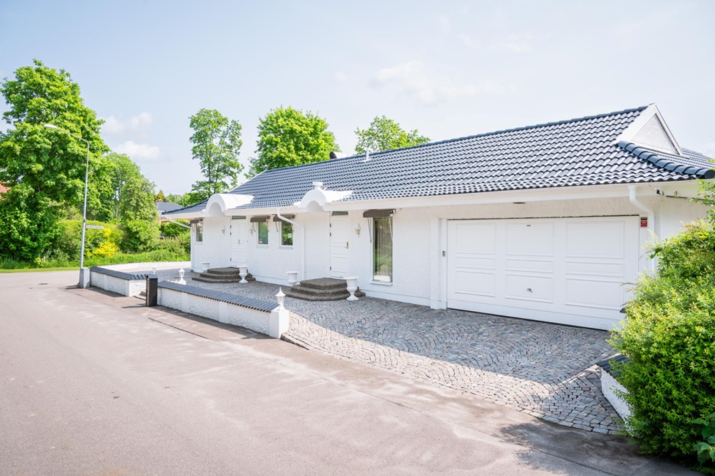 Unik och väl omhändertagen enplansvilla med privat pool, spabad och genomarbetade materialval