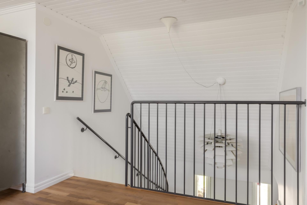 Högt belägen villa med vidsträckt utsikt och pool