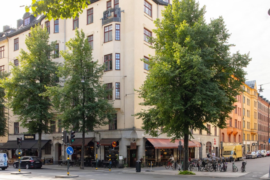 Sekelskiftesdröm i hjärtat av Kungsholmen – balkong, takhöjd och tidlös elegans