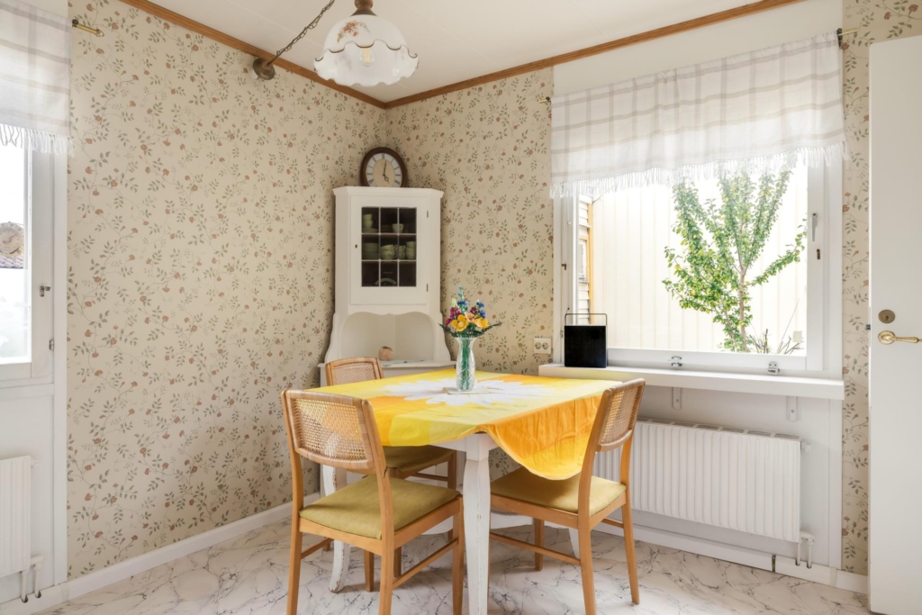 Sällsynt chans – eftertraktad radhusfemma med fyra sovrum och två uteplatser i populära Tegelhagen!