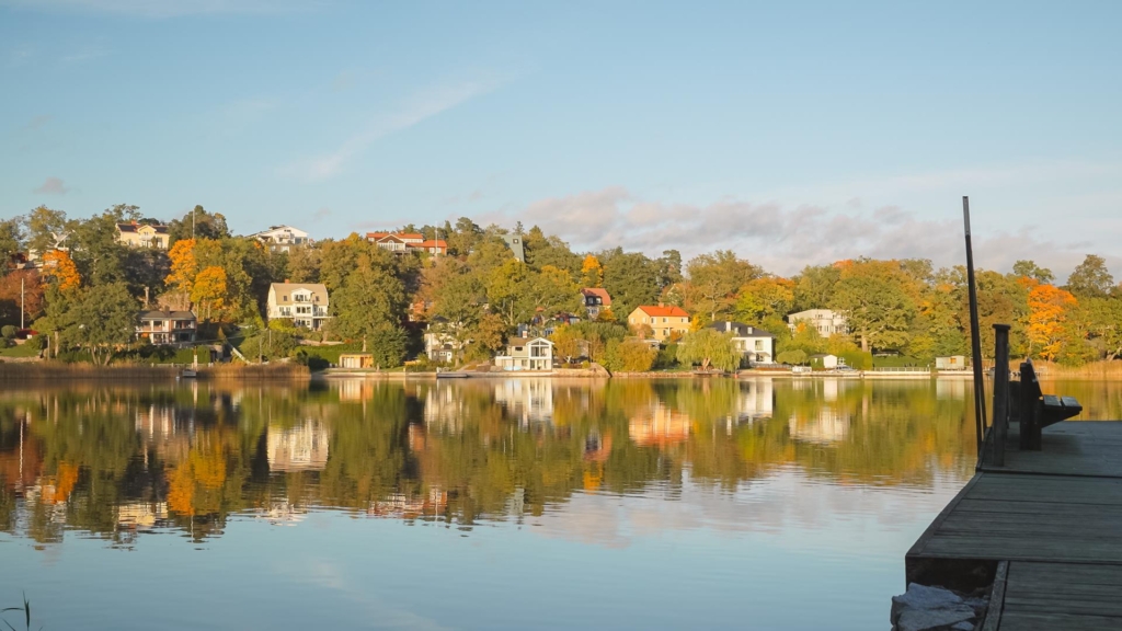 Stilrent och välplanerat familjehem med soligt söderläge och naturnära känsla
