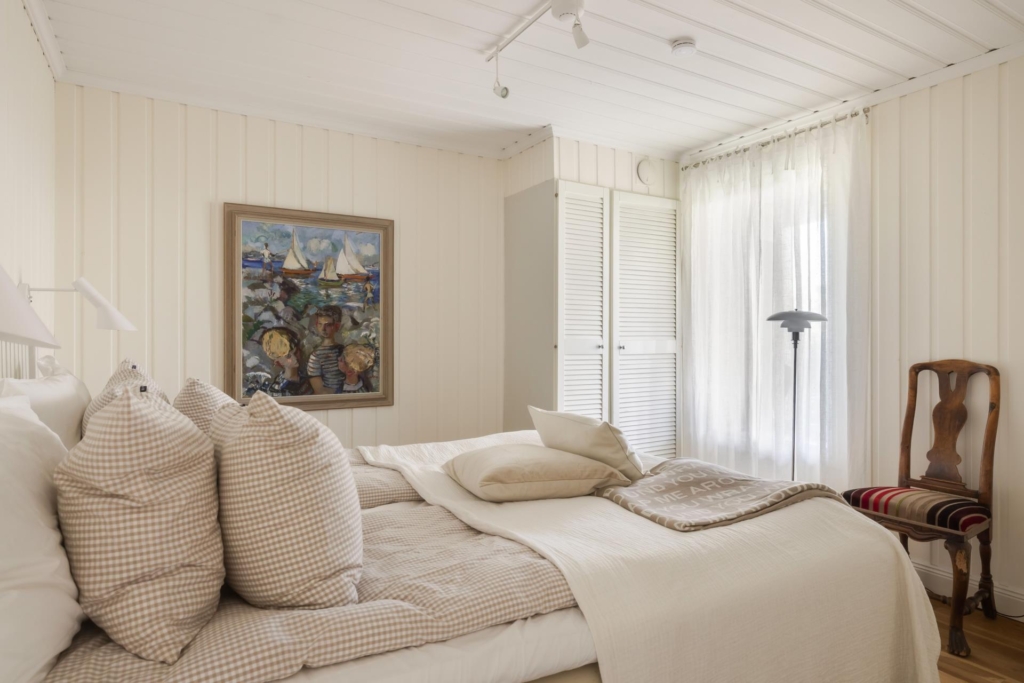 Högt belägen villa med vidsträckt utsikt och pool