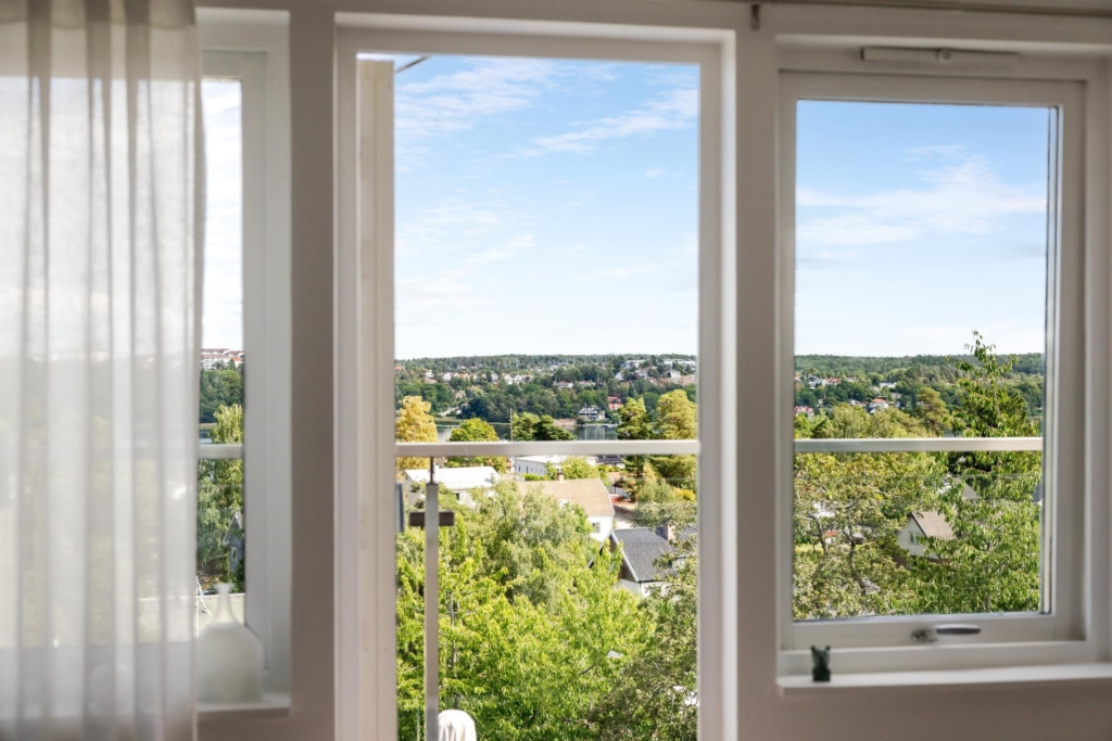 Högt belägen villa med vidsträckt utsikt och pool
