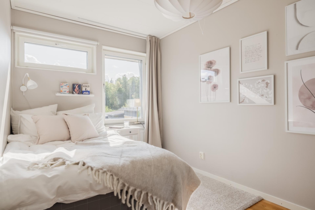 Stilrent och välplanerat familjehem med soligt söderläge och naturnära känsla