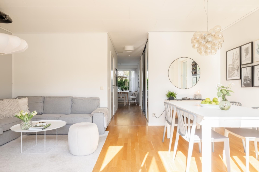 Stilrent och välplanerat familjehem med soligt söderläge och naturnära känsla