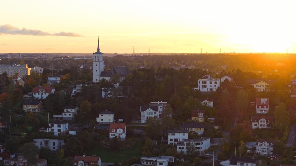 Unik markplanslägenhet med villakänsla, pool och fantastisk trädgård i eftertraktade Edsviken.
