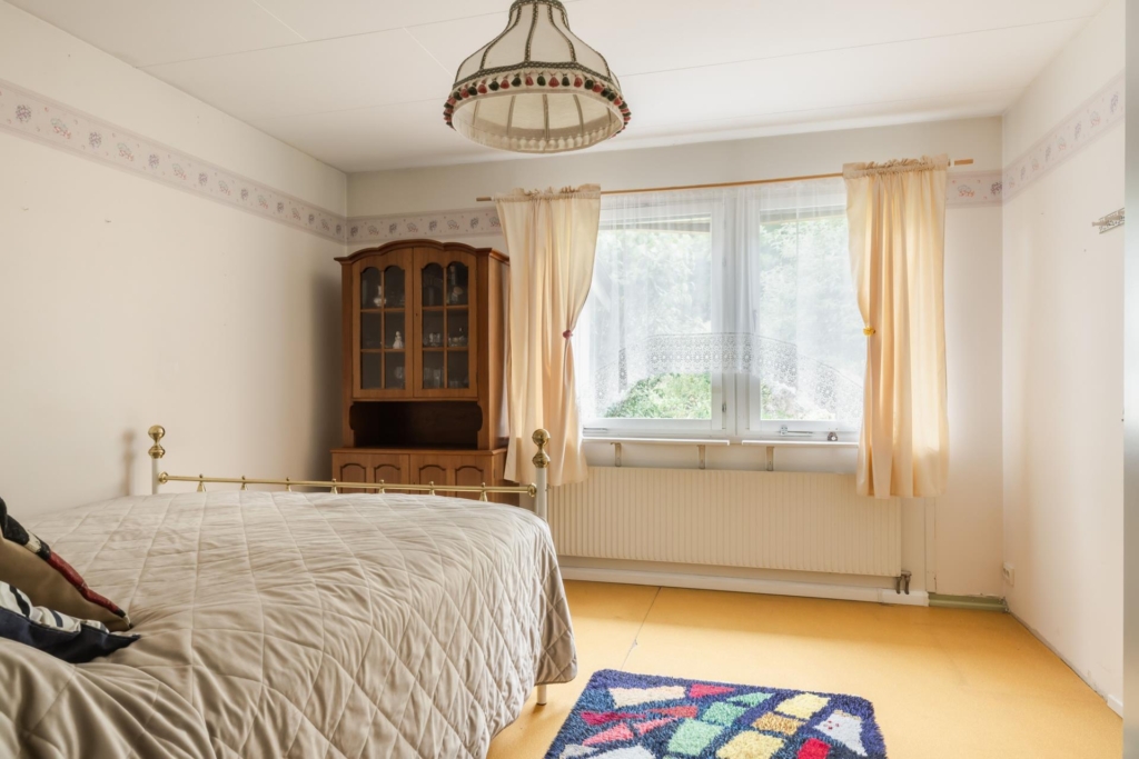 Sällsynt chans – eftertraktad radhusfemma med fyra sovrum och två uteplatser i populära Tegelhagen!